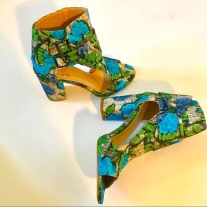FLORAL OPEN TOE STATEMENT SANDALS